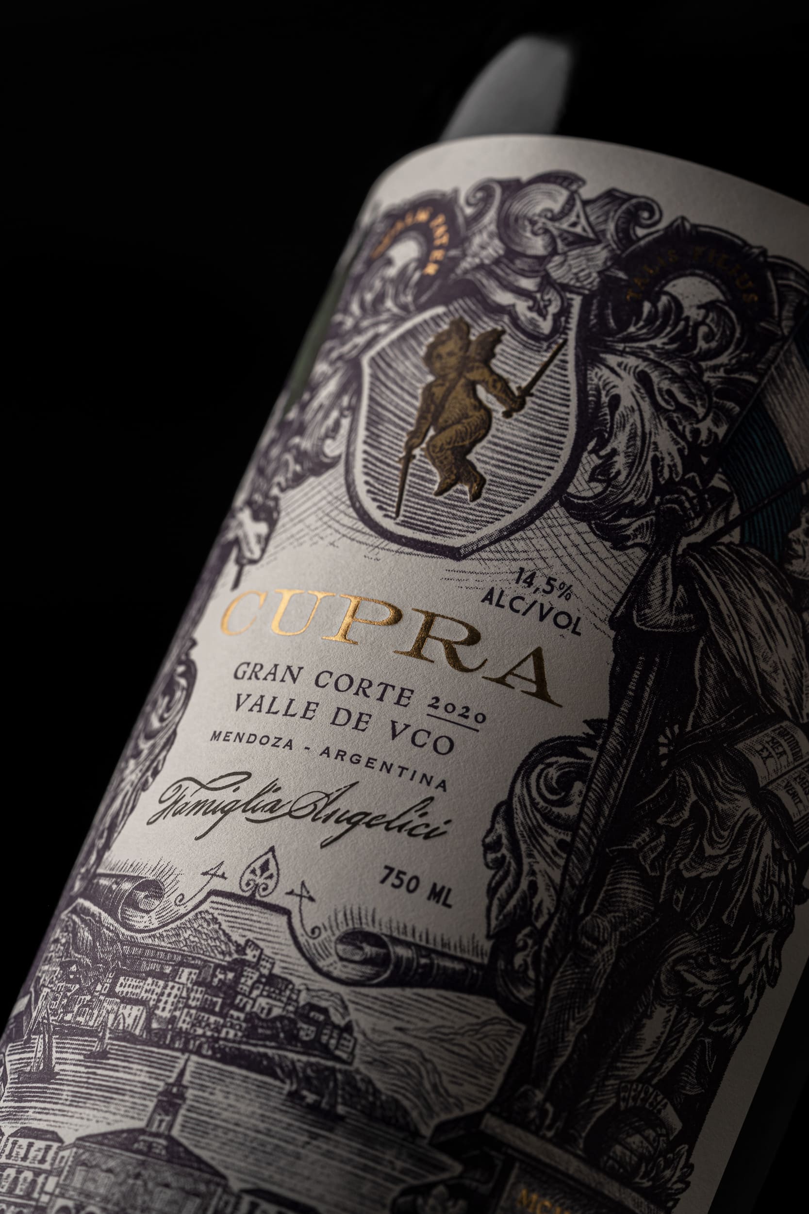 Botella de Cupra Gran Malbec entre las vides