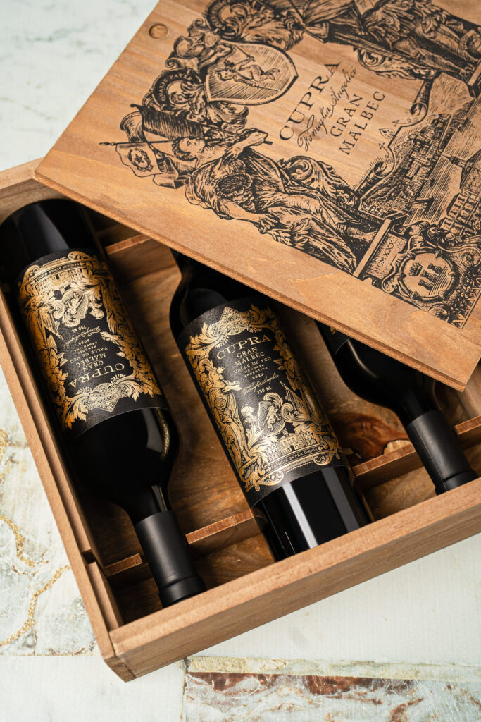 Estuche Cupra Wines con tres botellas de Gran Malbec