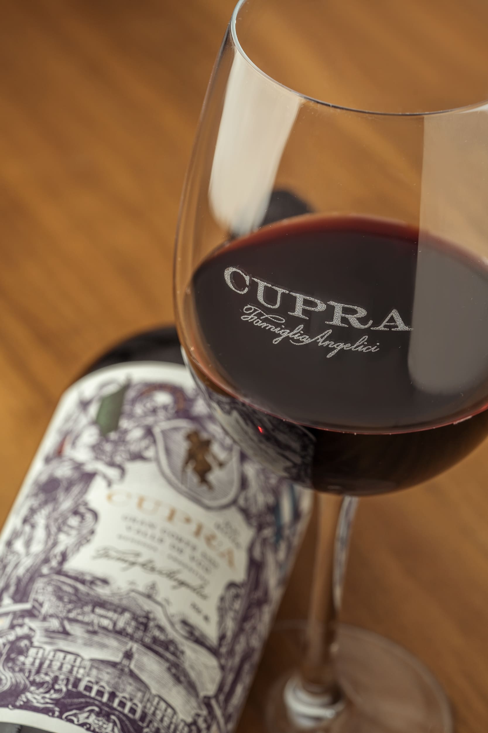 Copa de Cupra sobre mesa de madera